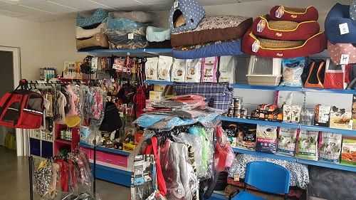 Clínica Veterinaria Alhaurín de La Torre tienda con objetos para mascotas